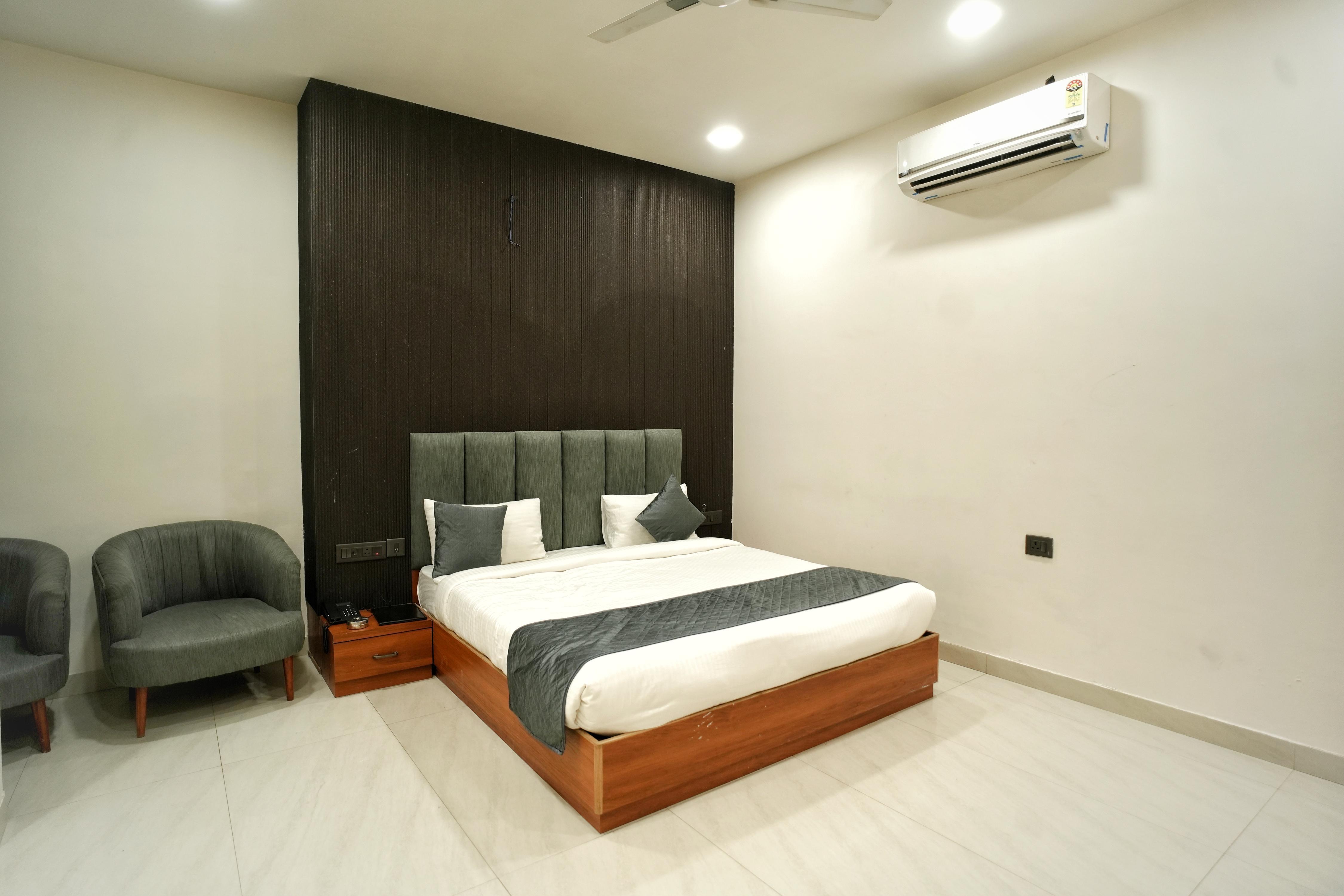 hotel highway queen Room Type - DELUXE ROOM