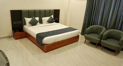 hotel highway queen Room Type - SUPER DELLUXE ROOM WHITH BARTHUB