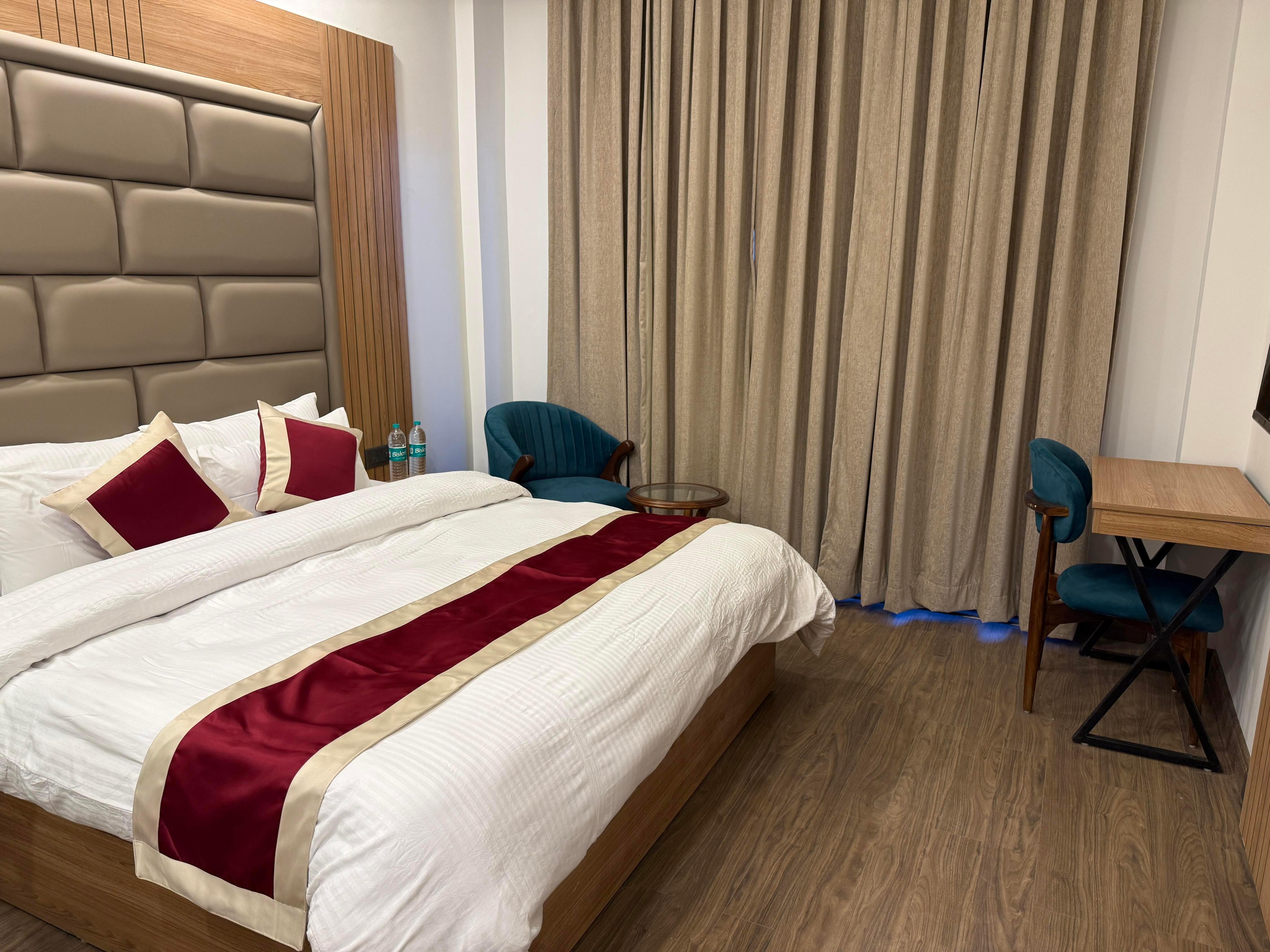 Hotel Park Residency Room Type - Deluxe Room with Air Conditioning