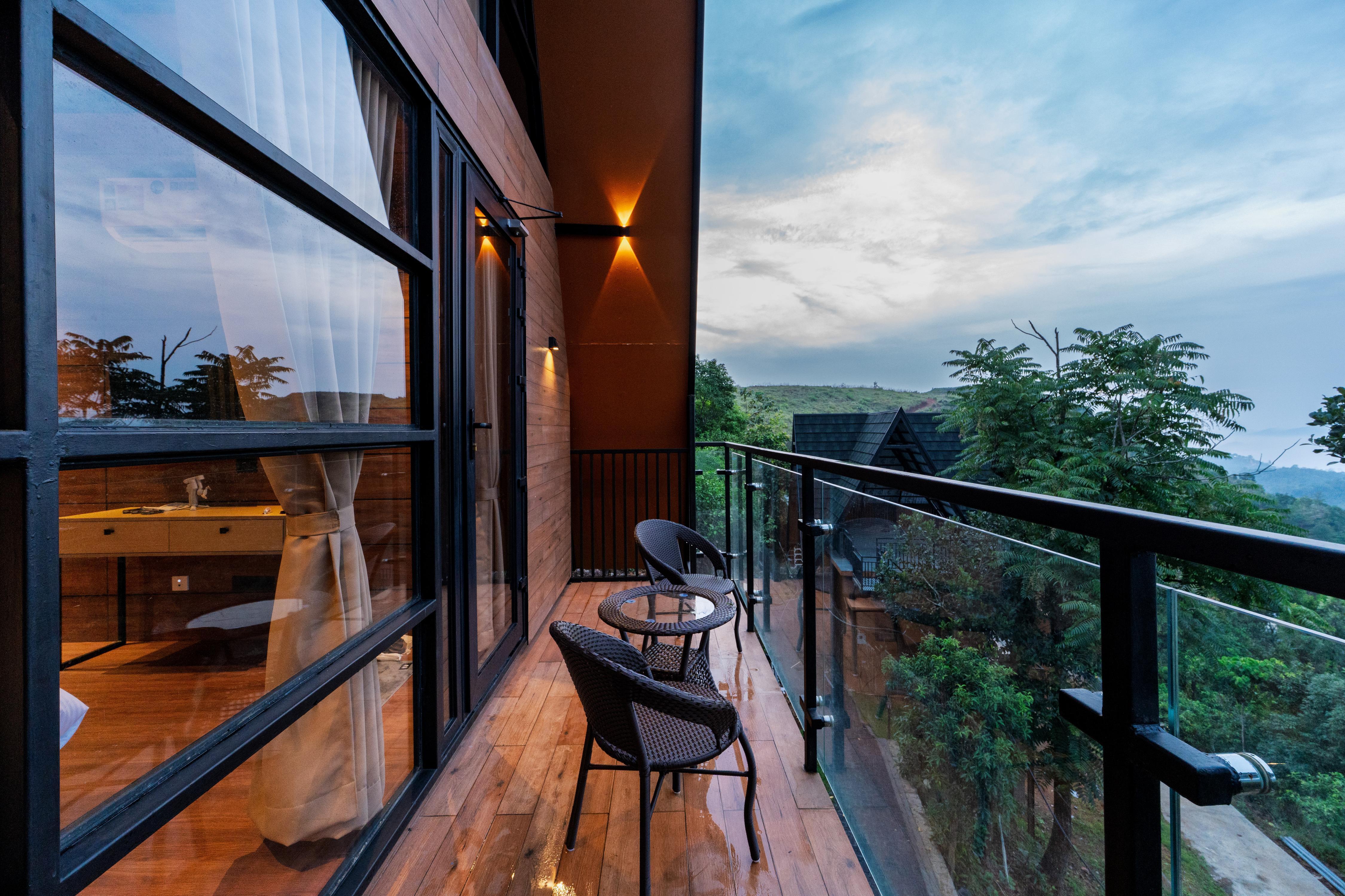 Cliff and Cloud Resort - Tap to explore photos