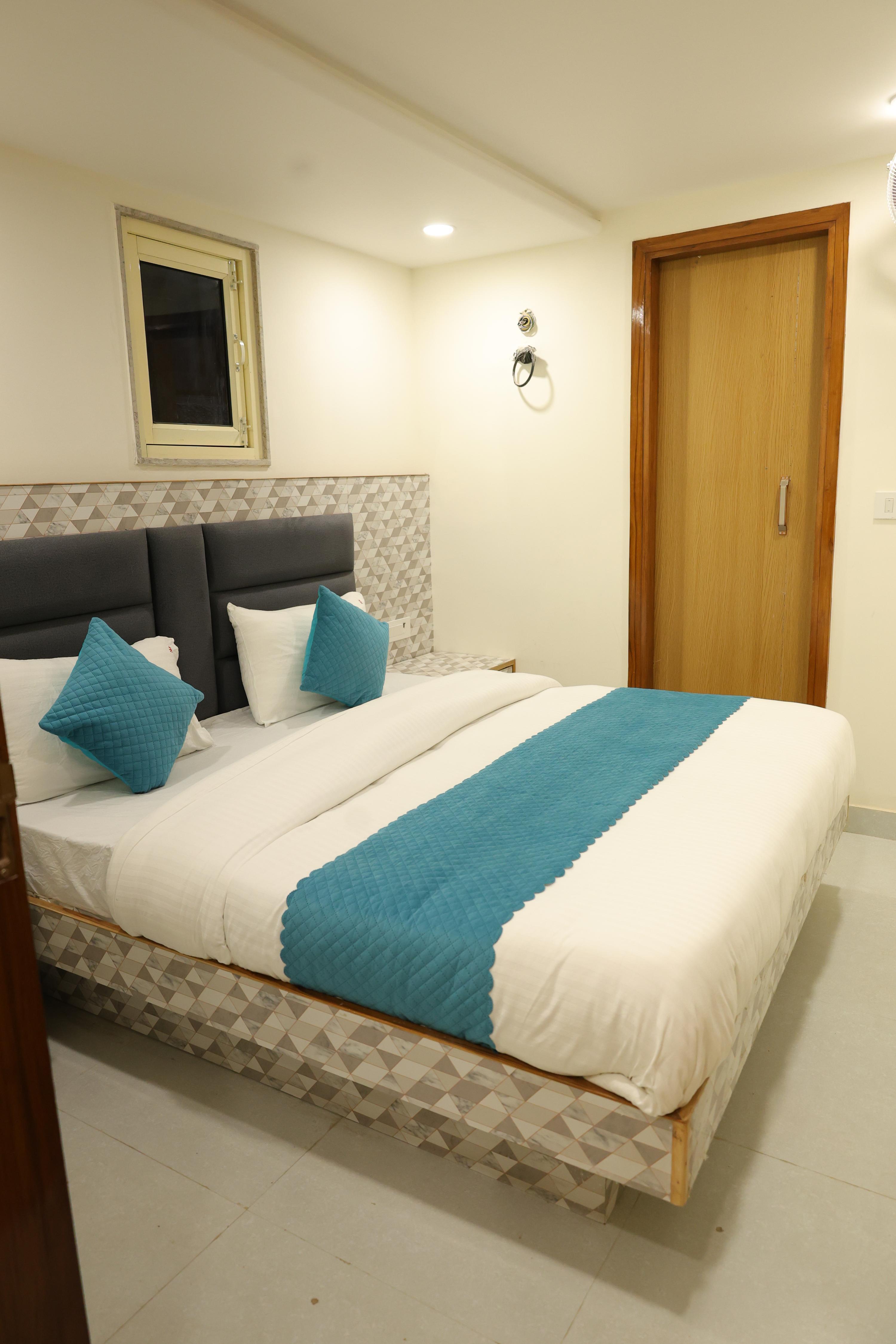 TheKuldeep GuestHouse - Tap to explore photos