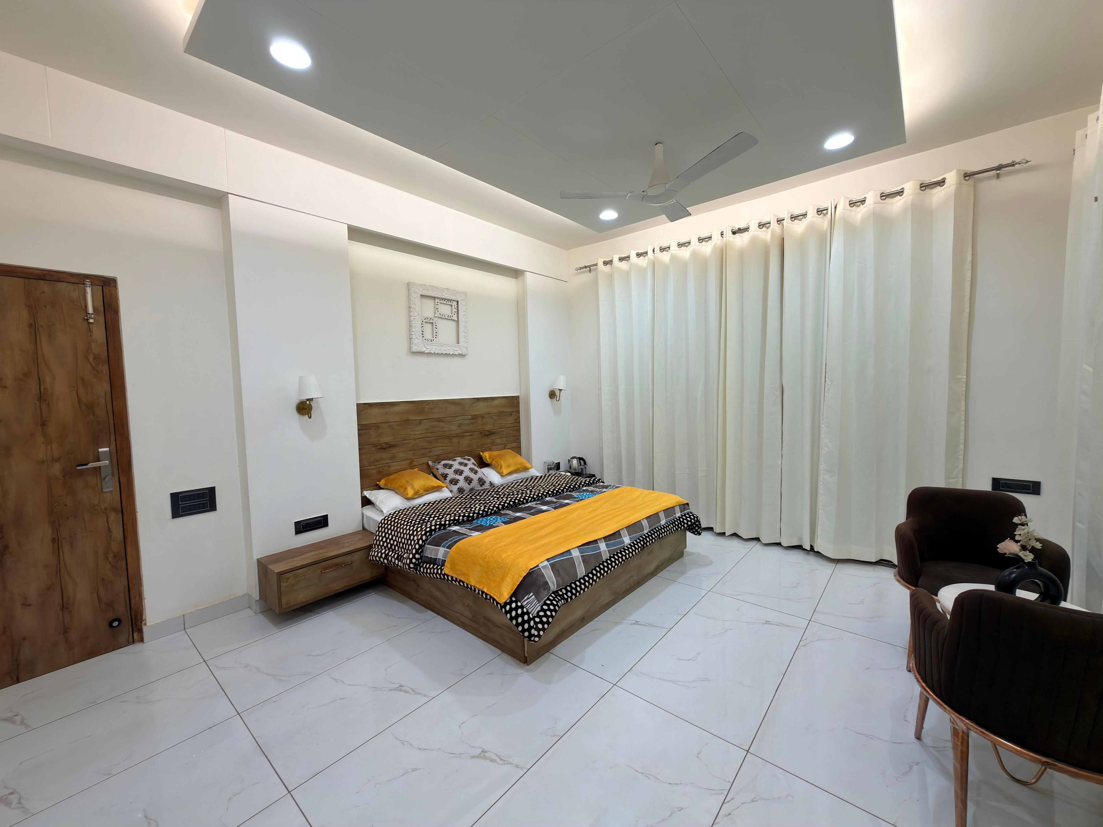 Oak & Amber Retreat Room Type - Superior King Room with Mountain View