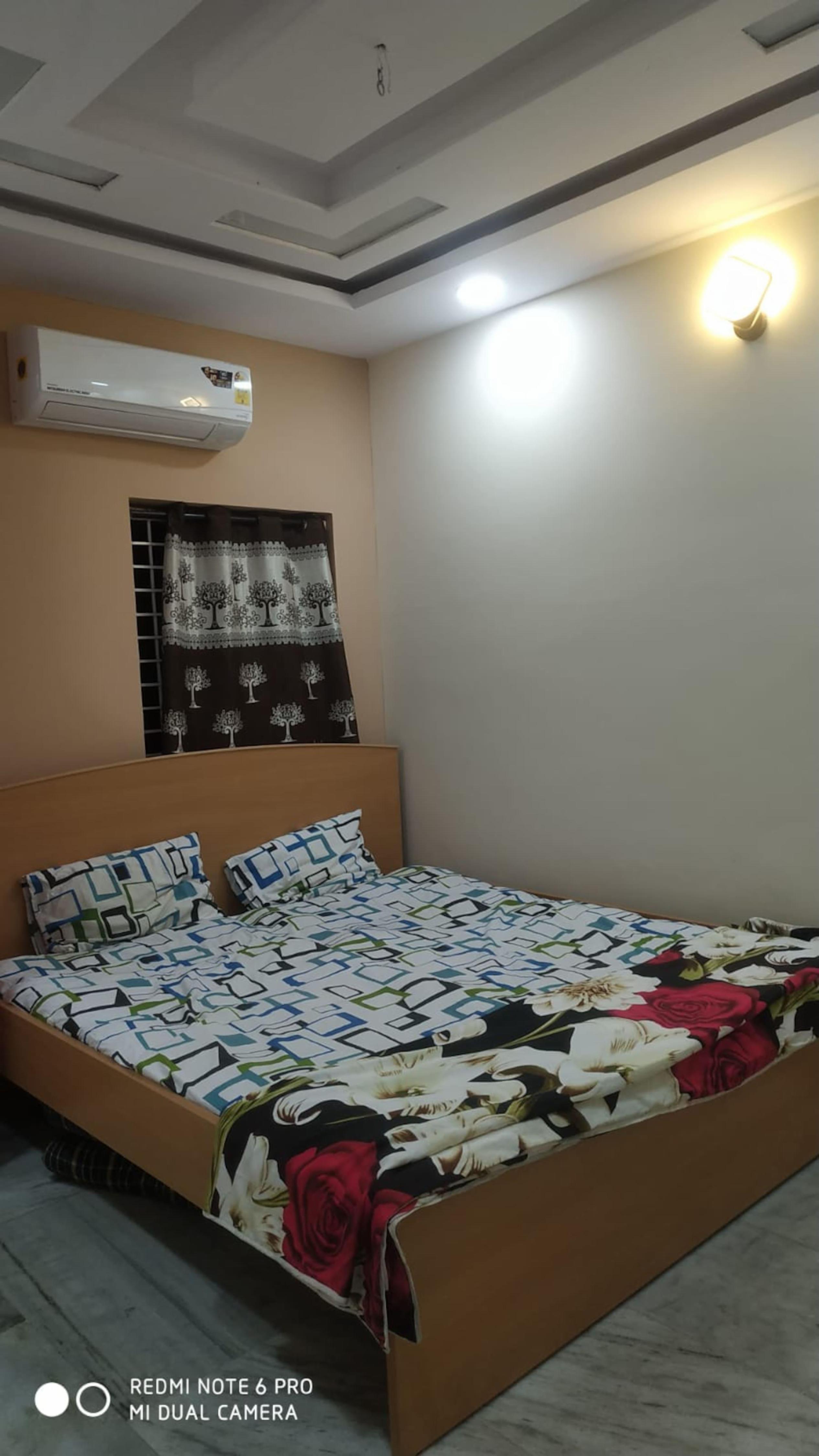 Cozy 3 BHK Yashoda KIMS Sec bath - Tap to explore photos