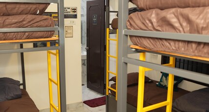 Connect Backpackers | Beside World Trade Center Room Type - G1 - Cosmos