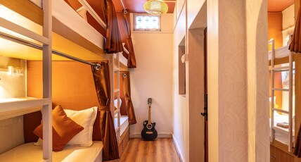 Madpackers Varanasi - Pandey Ghat Room Type - Yoga 6Bed Mixed common washroom