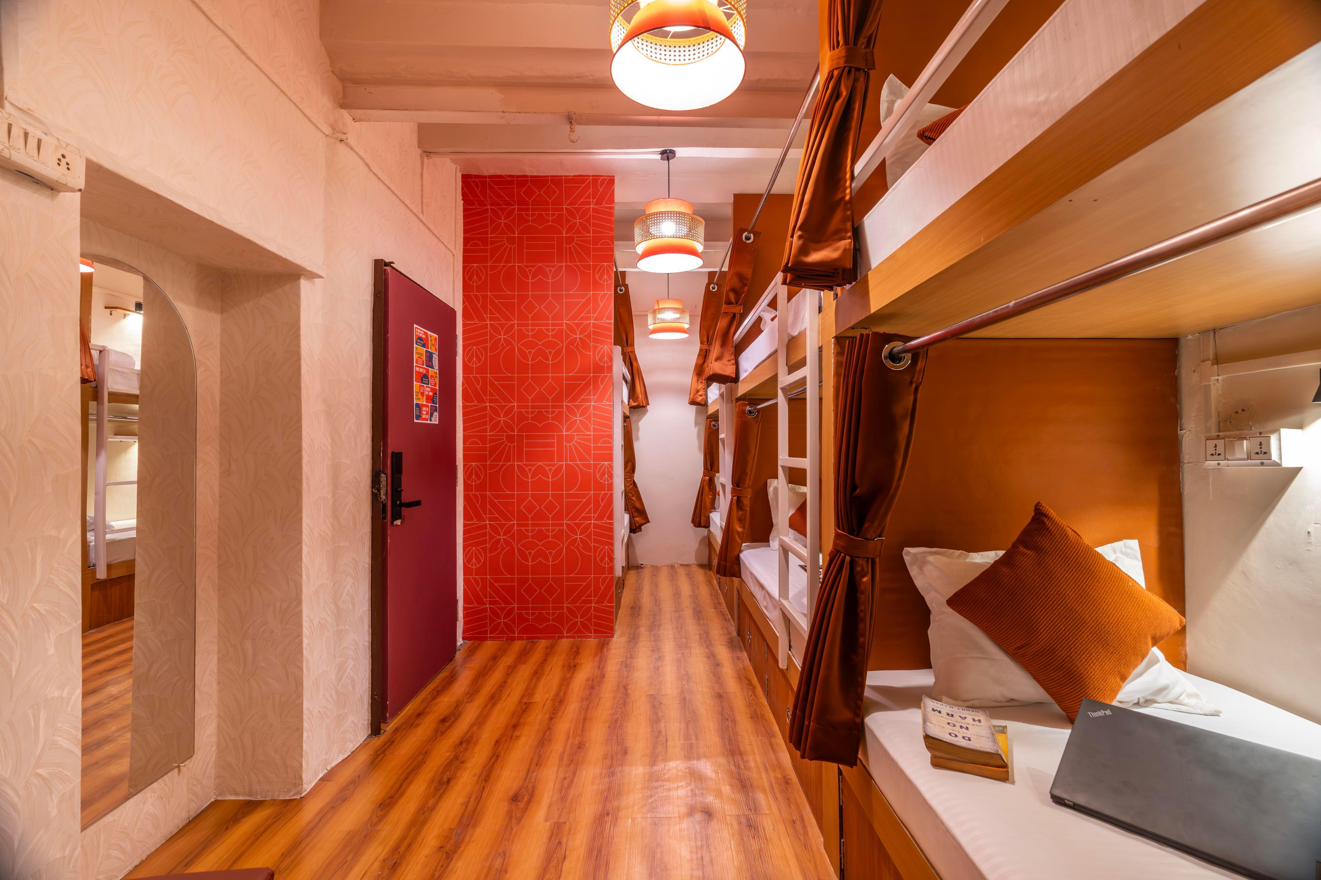 Madpackers Varanasi - Pandey Ghat Room Type - Deluxe 8-Bed Mixed Ensuite