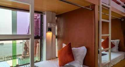 Madpackers Varanasi - Pandey Ghat Room Type - Nirvana 6-Bed Mixed Ensuite with River view