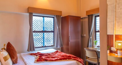 Madpackers Varanasi - Pandey Ghat Room Type - Deluxe Queen Bed Ensuite
