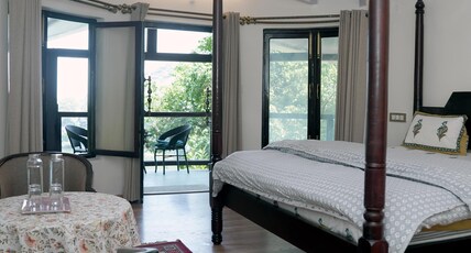 Thandi Woods by Himalaica Au Lac Room Type - Lake-facing Premium Room (en-suite)