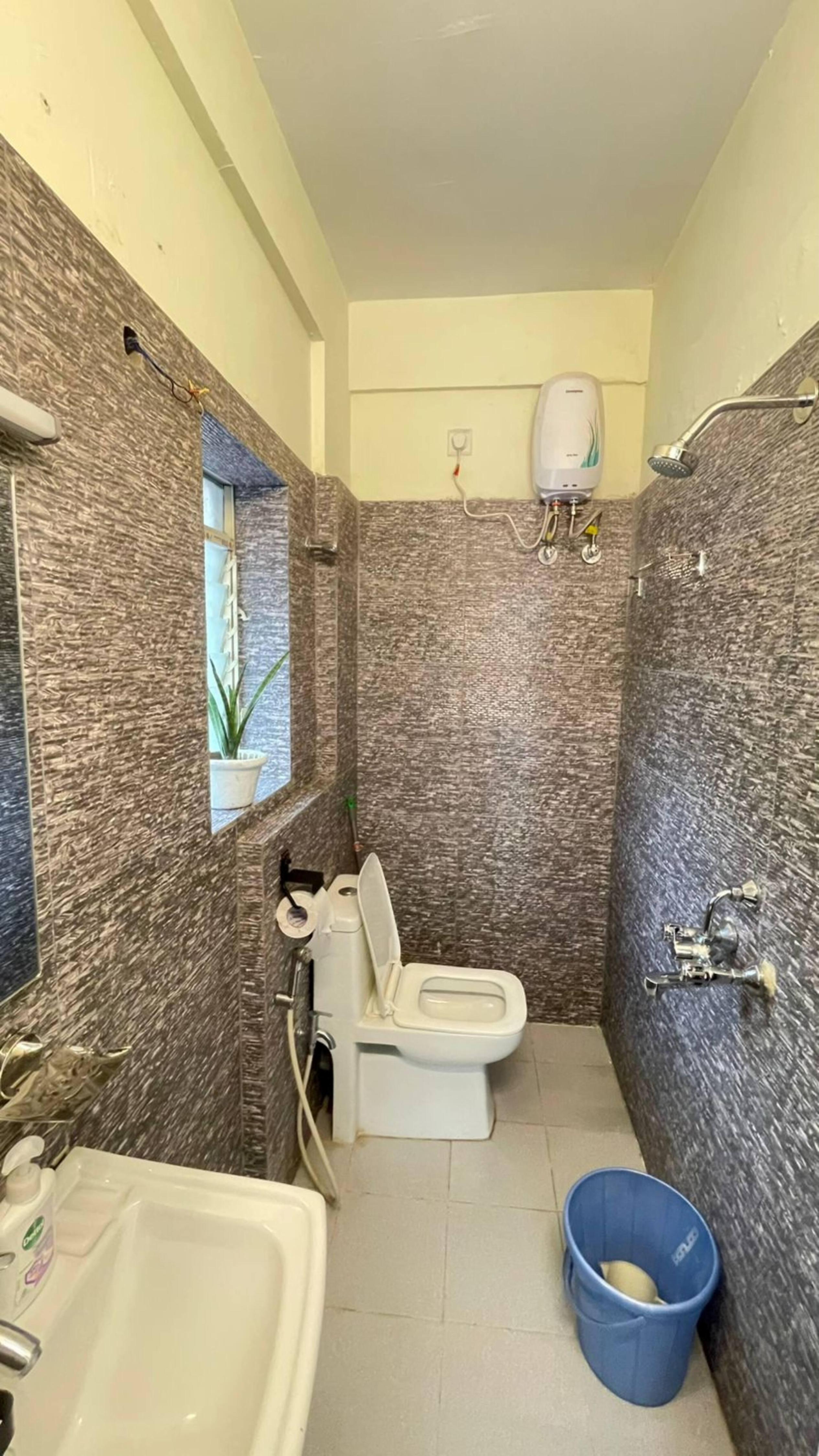 Elegant 4 Bedroom House 1st floor flat - Tap to explore photos