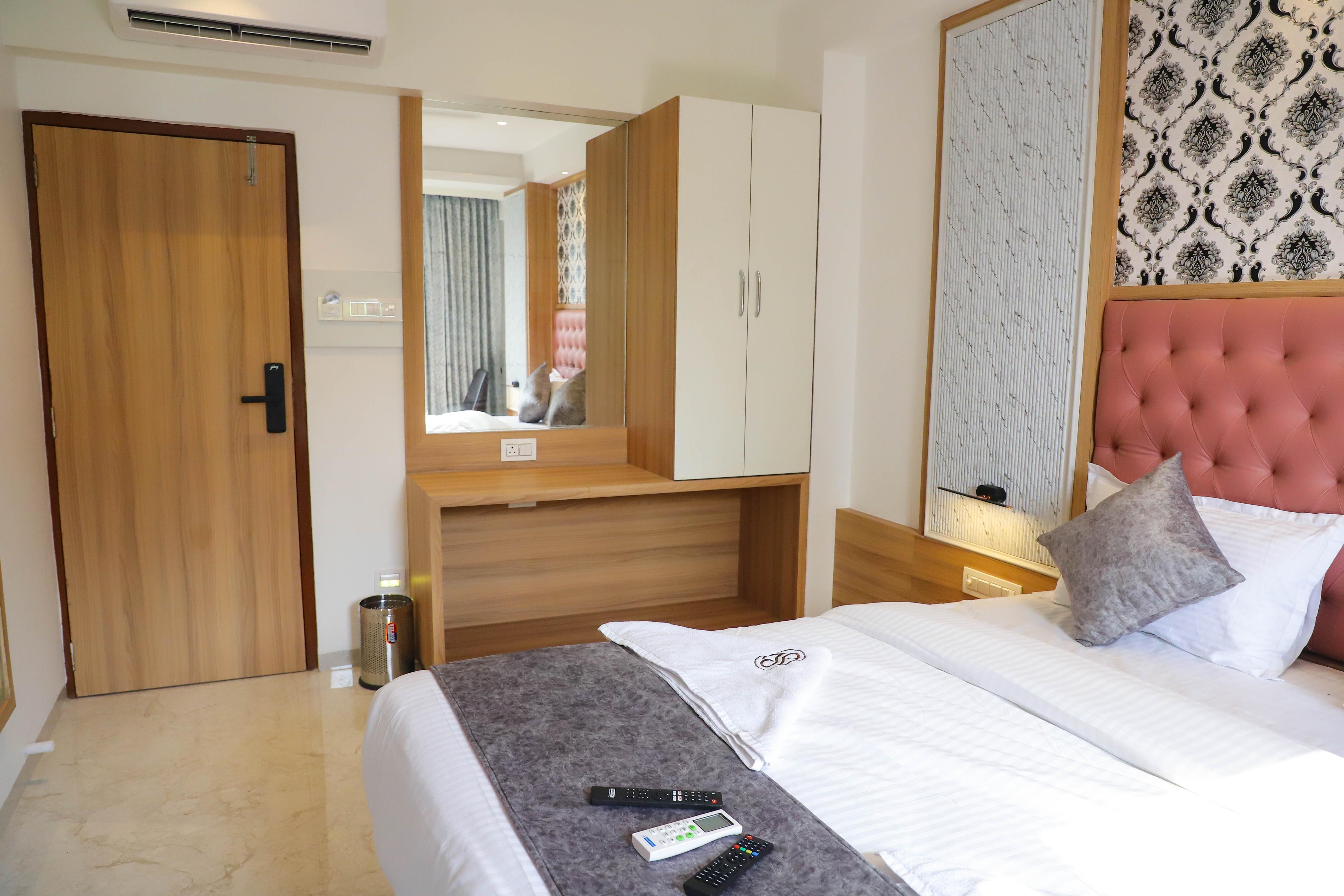Saphire Suites - Tap to explore photos