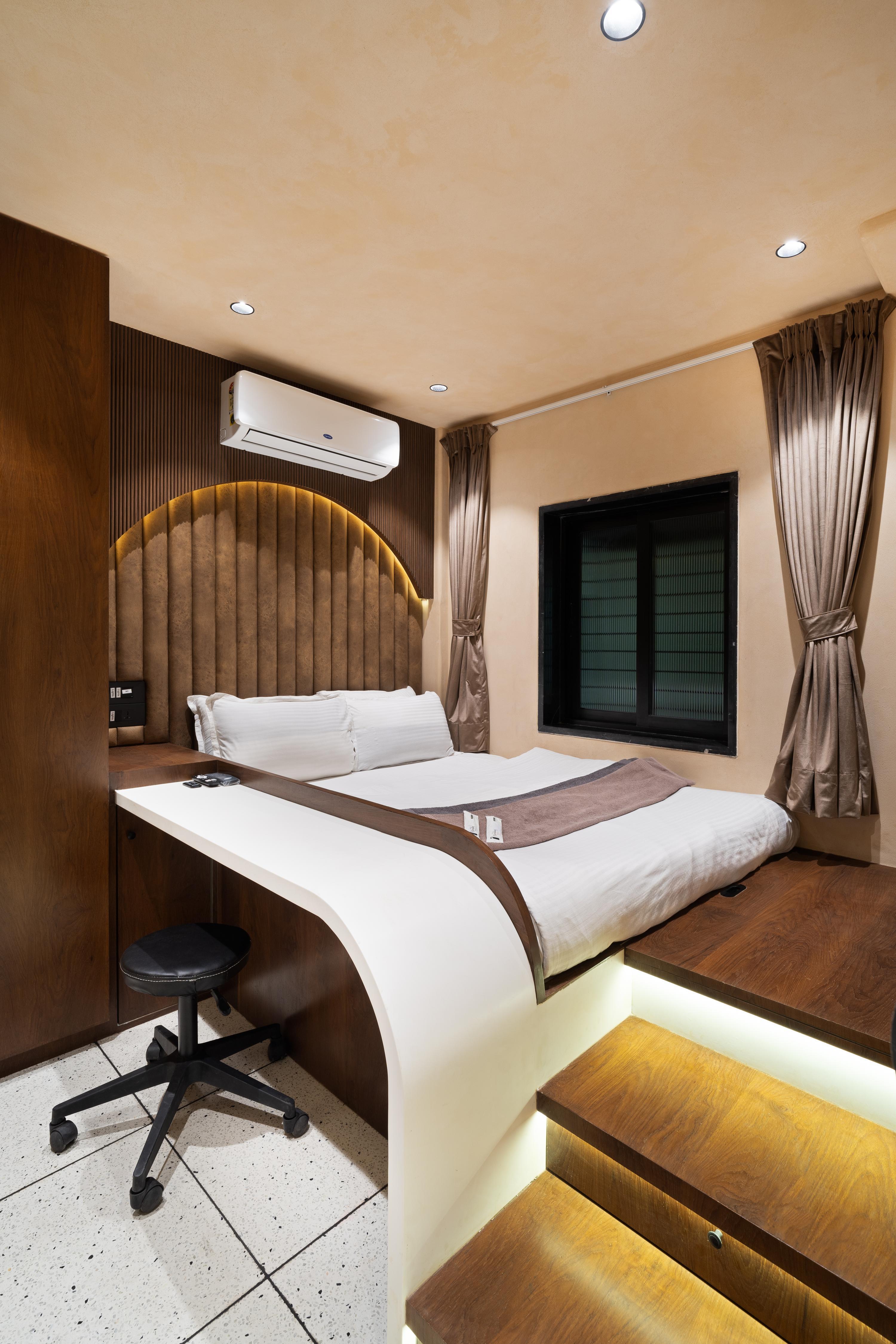 Amber 1BHK in Khar by SquareOne Stays - Tap to explore photos