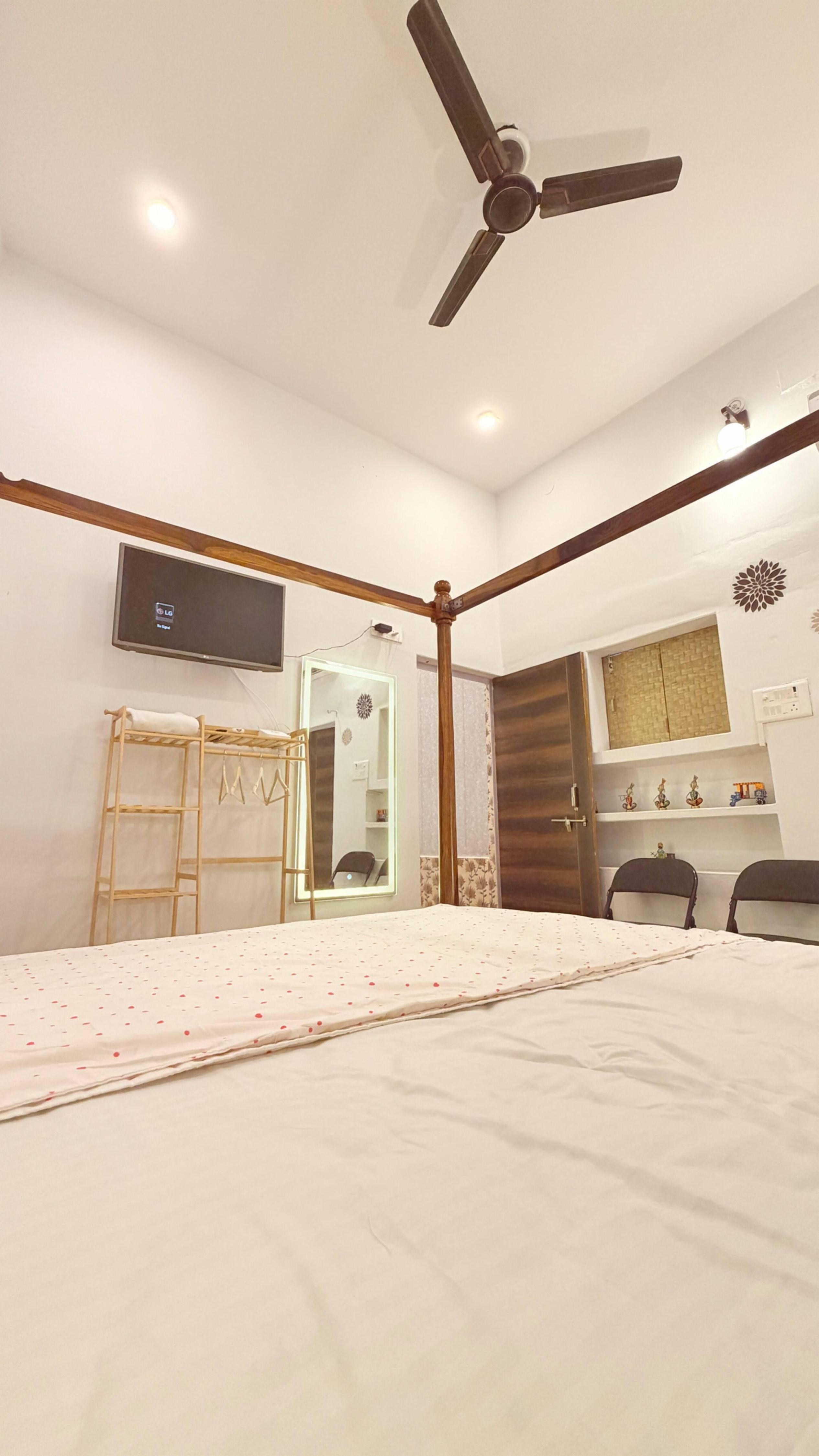 Cozy Room by Assi Ghat Attached Bath Fam /Couple - Tap to explore photos