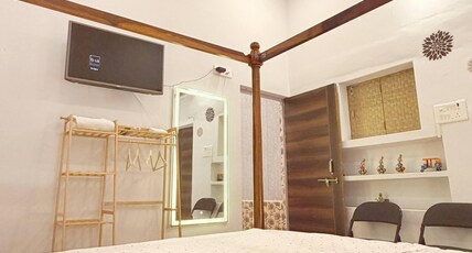 Cozy Room by Assi Ghat Attached Bath Fam /Couple Room Type - Bedroom