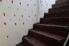 Cozy Room by Assi Ghat Attached Bath Fam /Couple