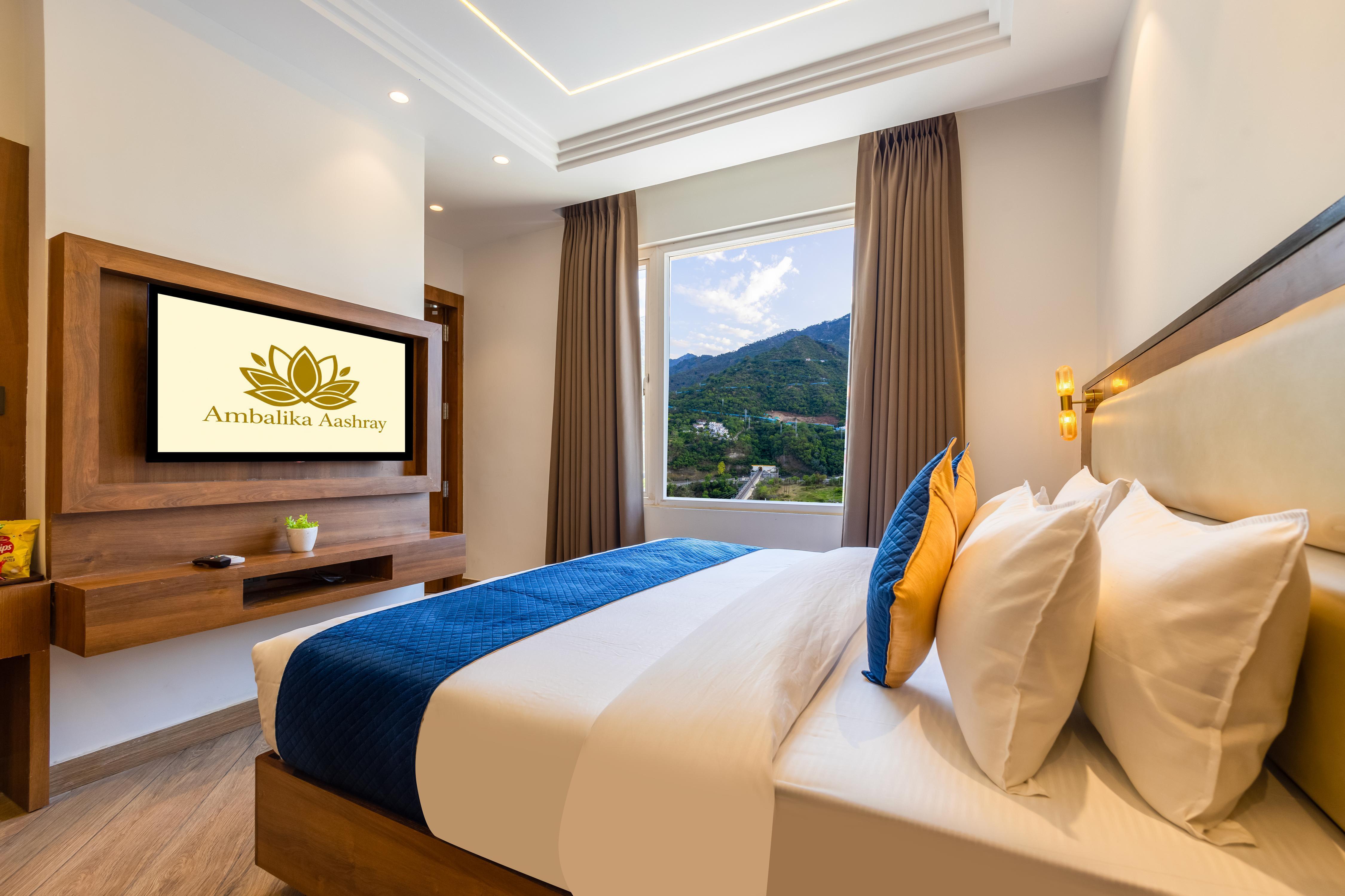 Hotel Ambalika Aashray Room Type - Deluxe Room king bed