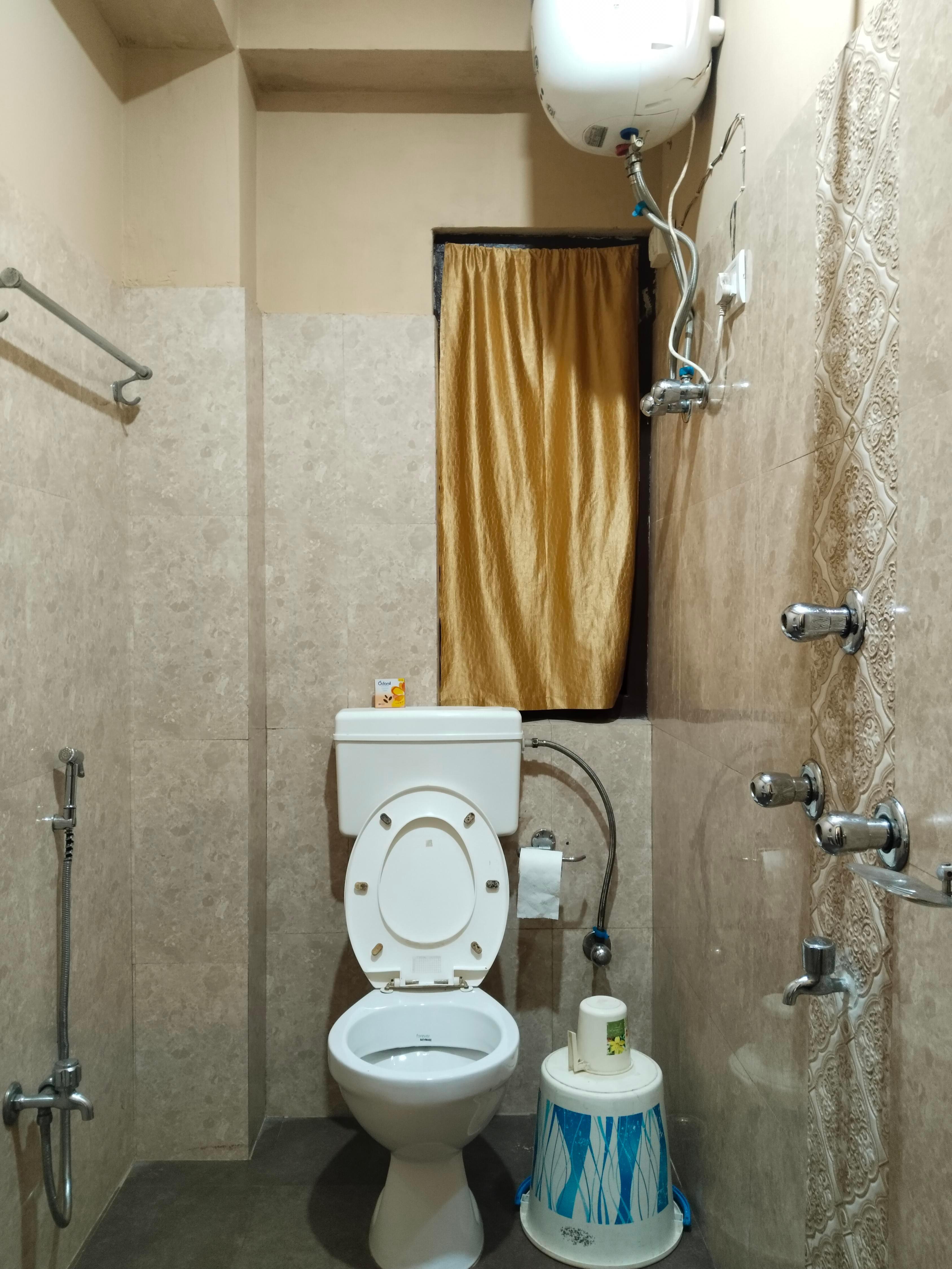 Family friendly and comfortable room - Tap to explore photos
