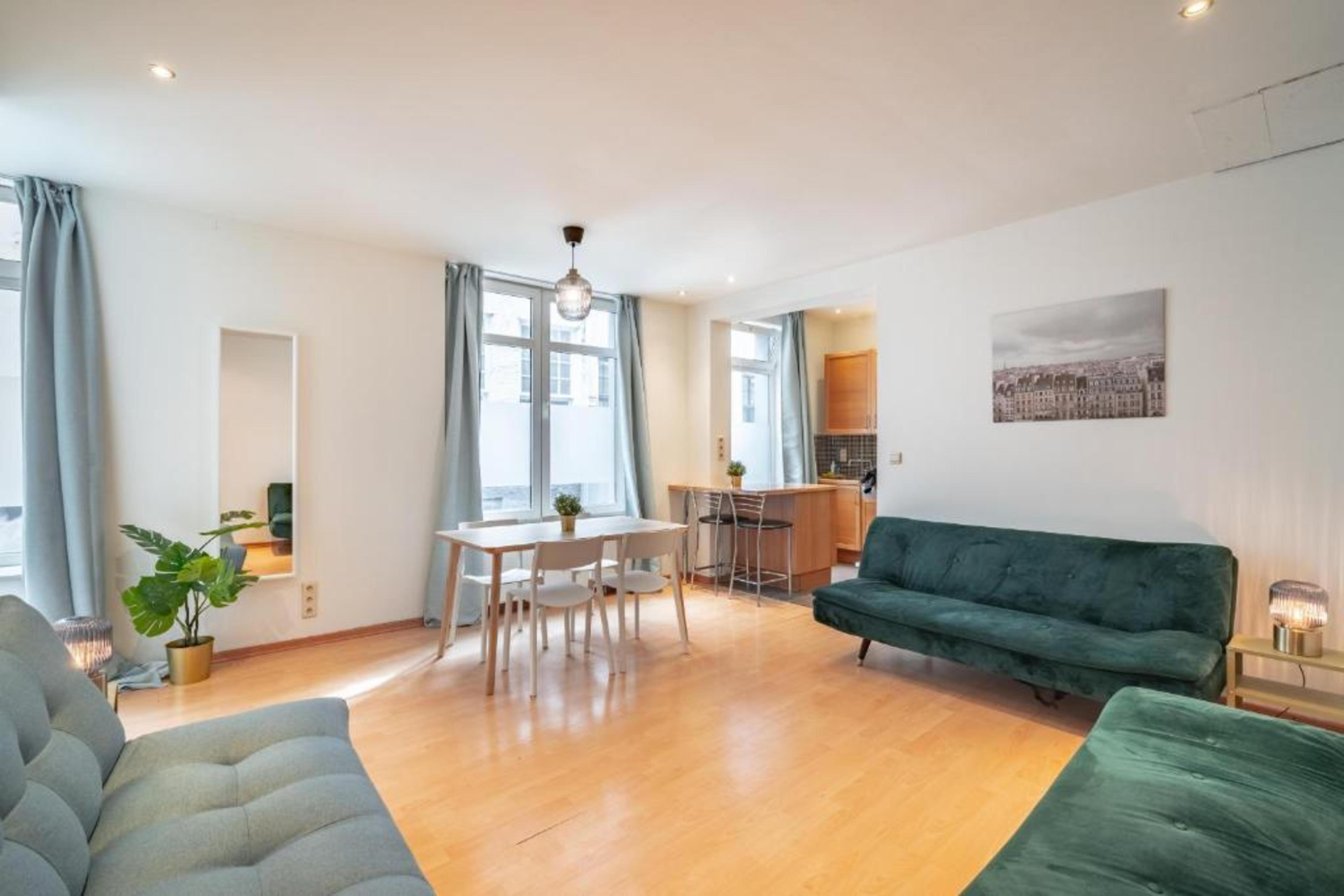 Lively City Getaway for 10 Near Meir - Tap to explore photos