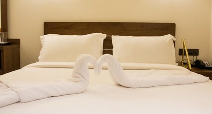 Clove Boutique Hotel Room Type - Deluxe Room with King Bed