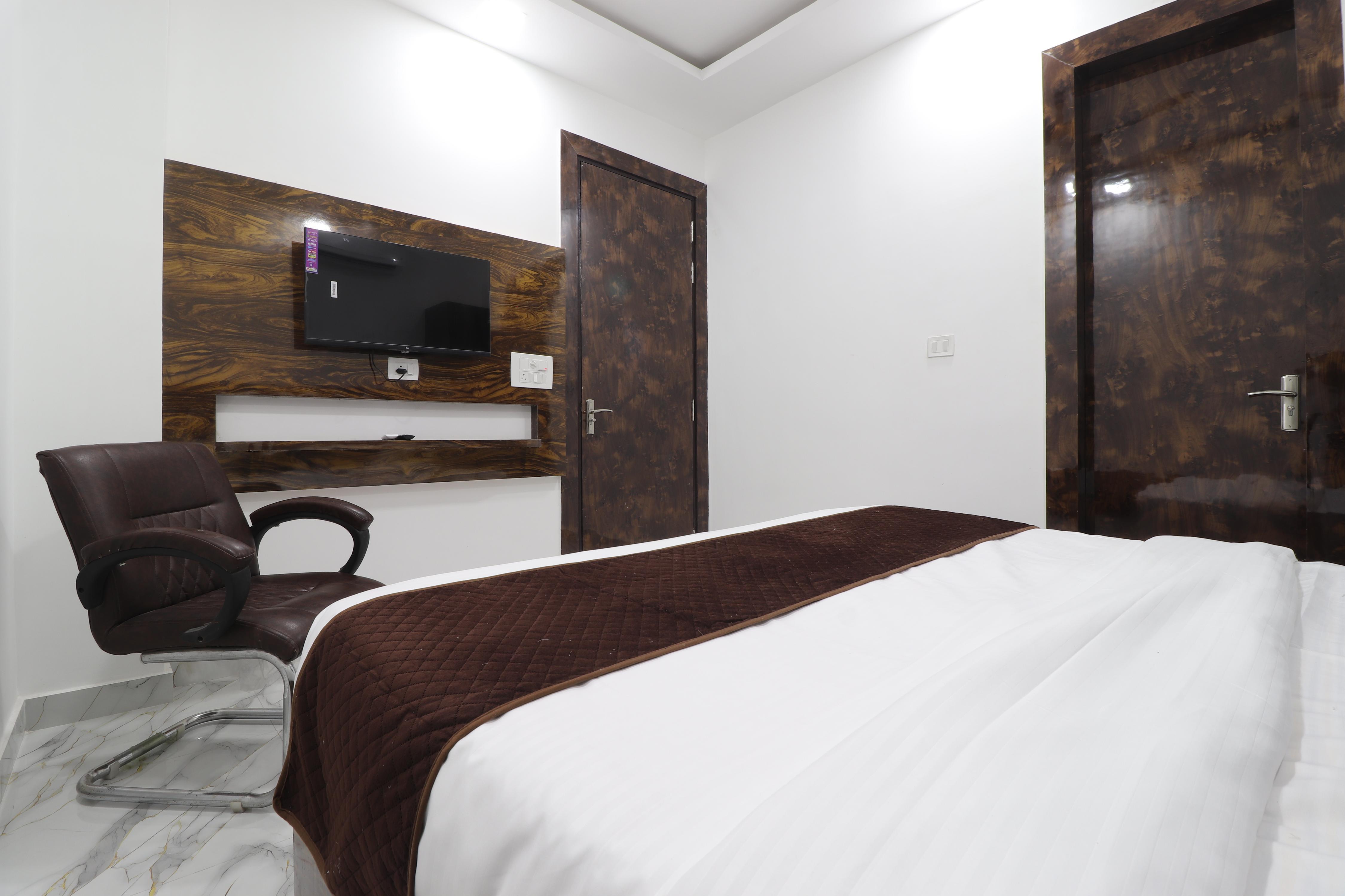 Hotel Tushar Room Type - Deluxe Room With Private Bathroom