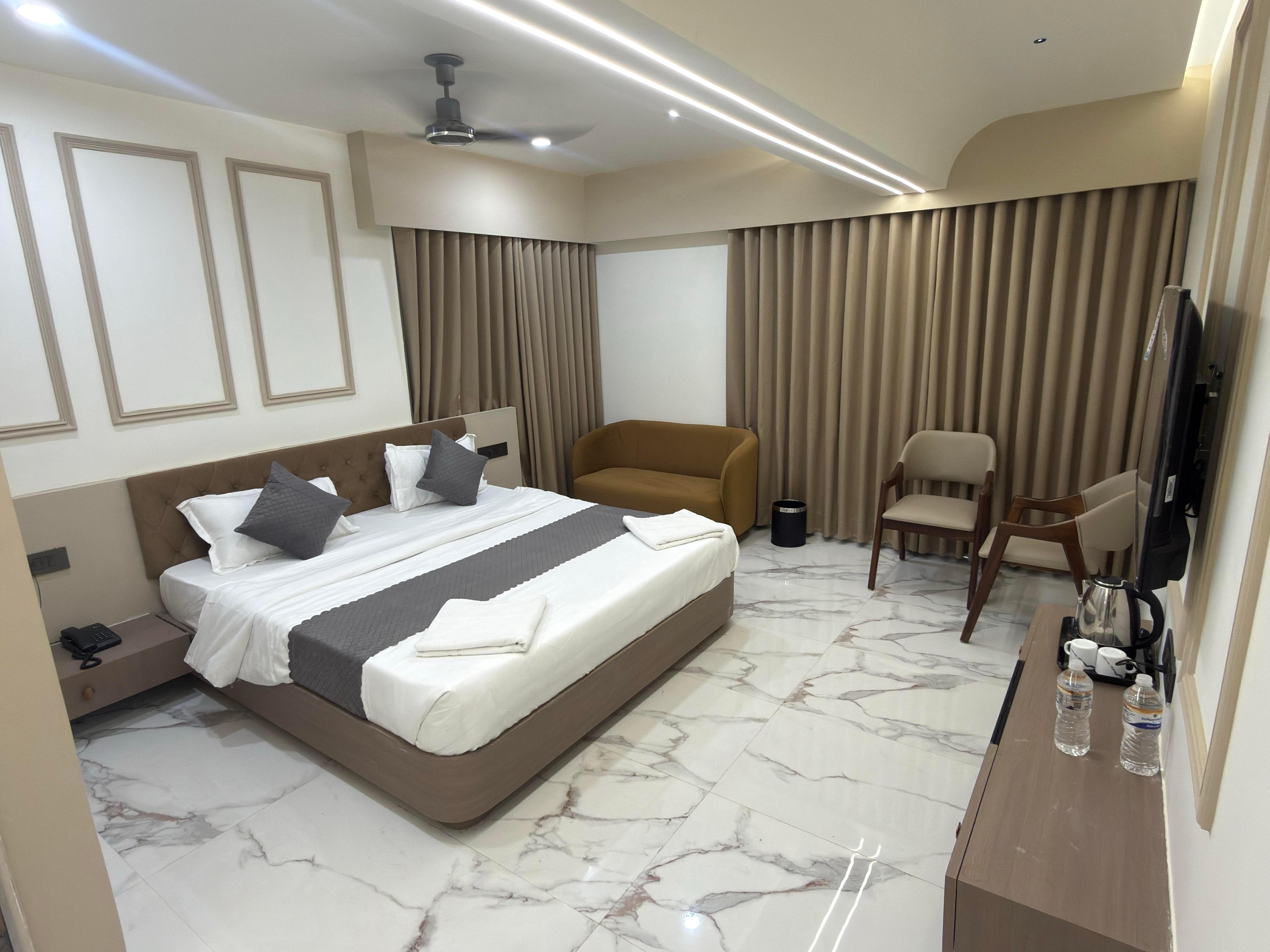 HOTEL YAGNIK INN Room Type - Master Room with City View