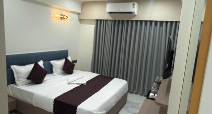 HOTEL YAGNIK INN Room Type - Deluxe Room with Balcony