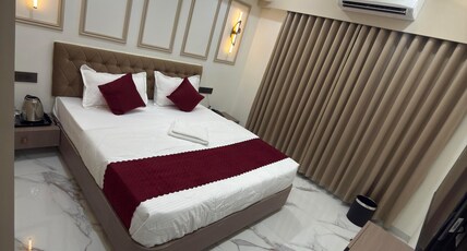 HOTEL YAGNIK INN Room Type - Luxury Room with Balcony and City View
