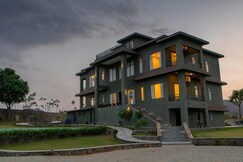 Kutumb Villas |Entire 5 bhk with Fort View