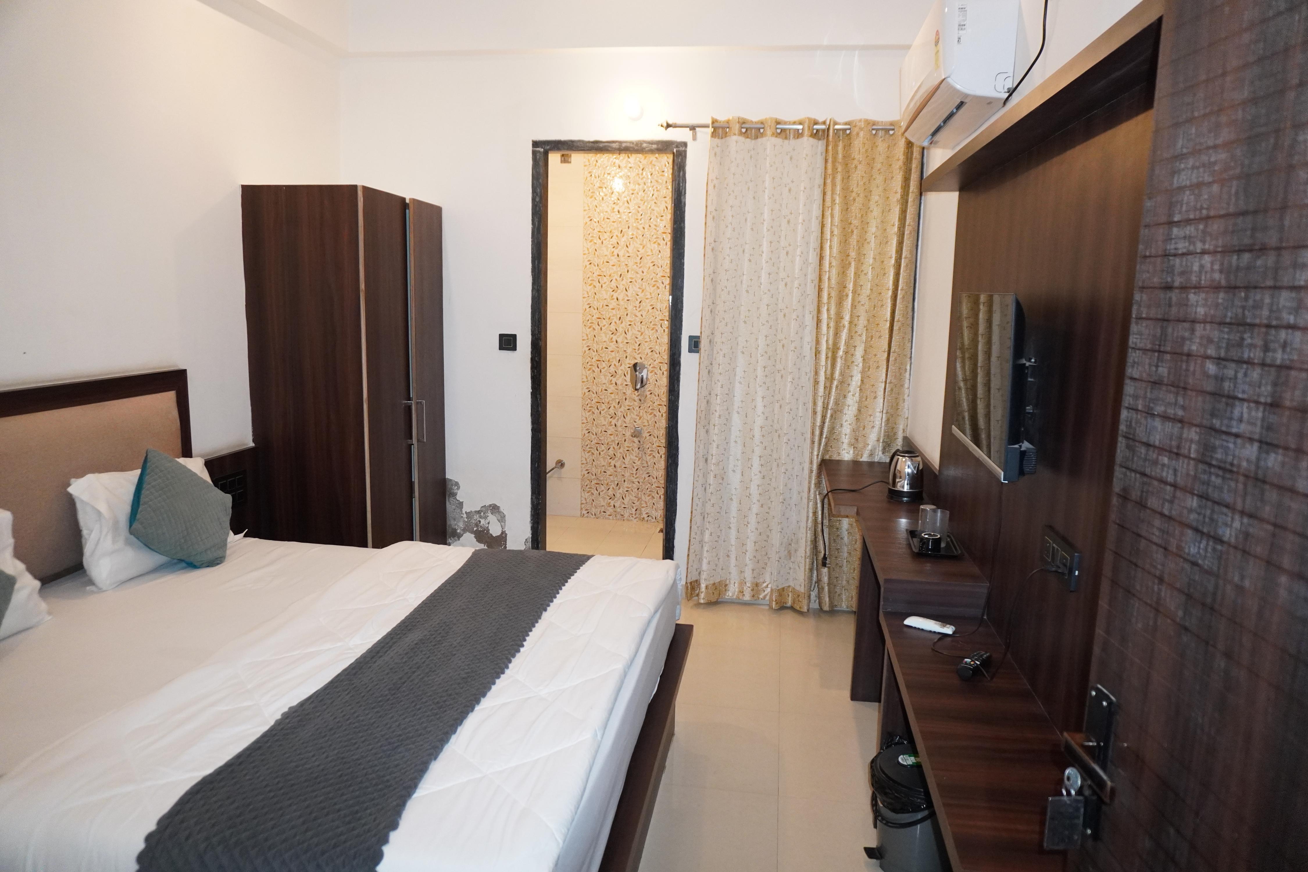 Hotel Narayan (Near Toran Dwar with Safe Parking) - Tap to explore photos