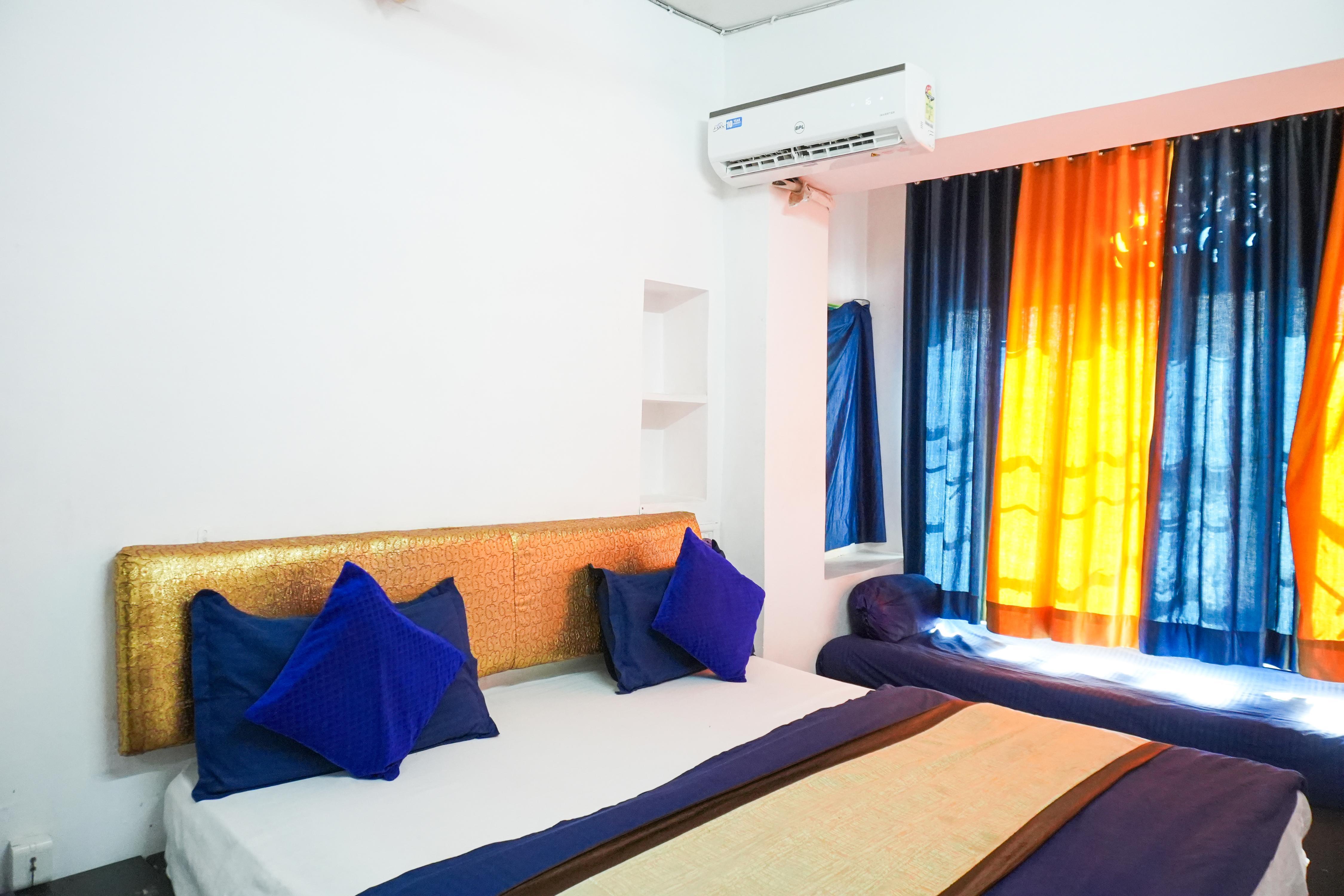 The Nayee Haveli - Lake View Hostel Room Type - Deluxe AC Room