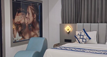 Hotel HR Sky Room Type - Jacuzzi Bathtub Room With Projector
