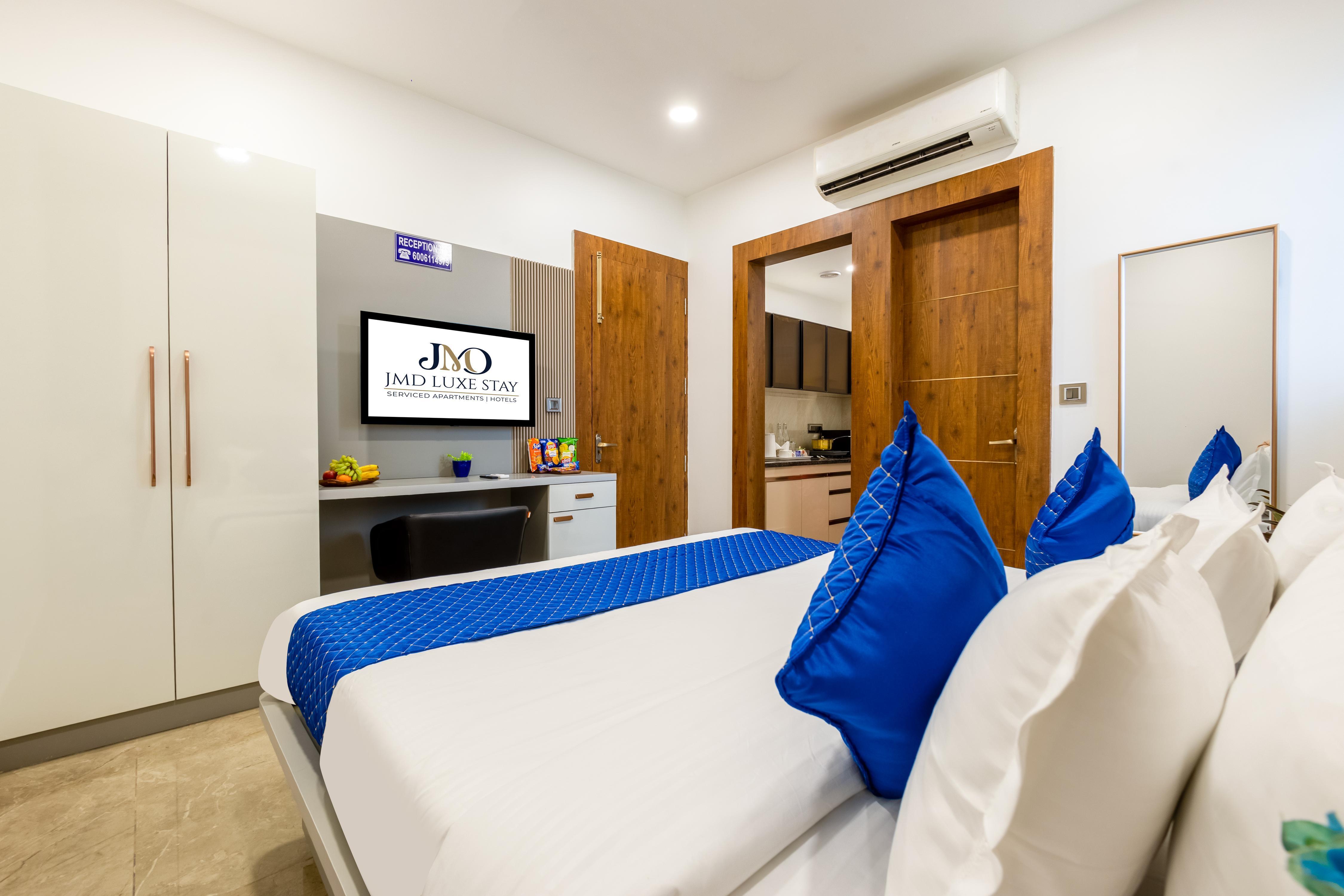 JMD LUXE STAY, DLF Phase 1, Golf Course Road Room Type - RK Studio Apartment