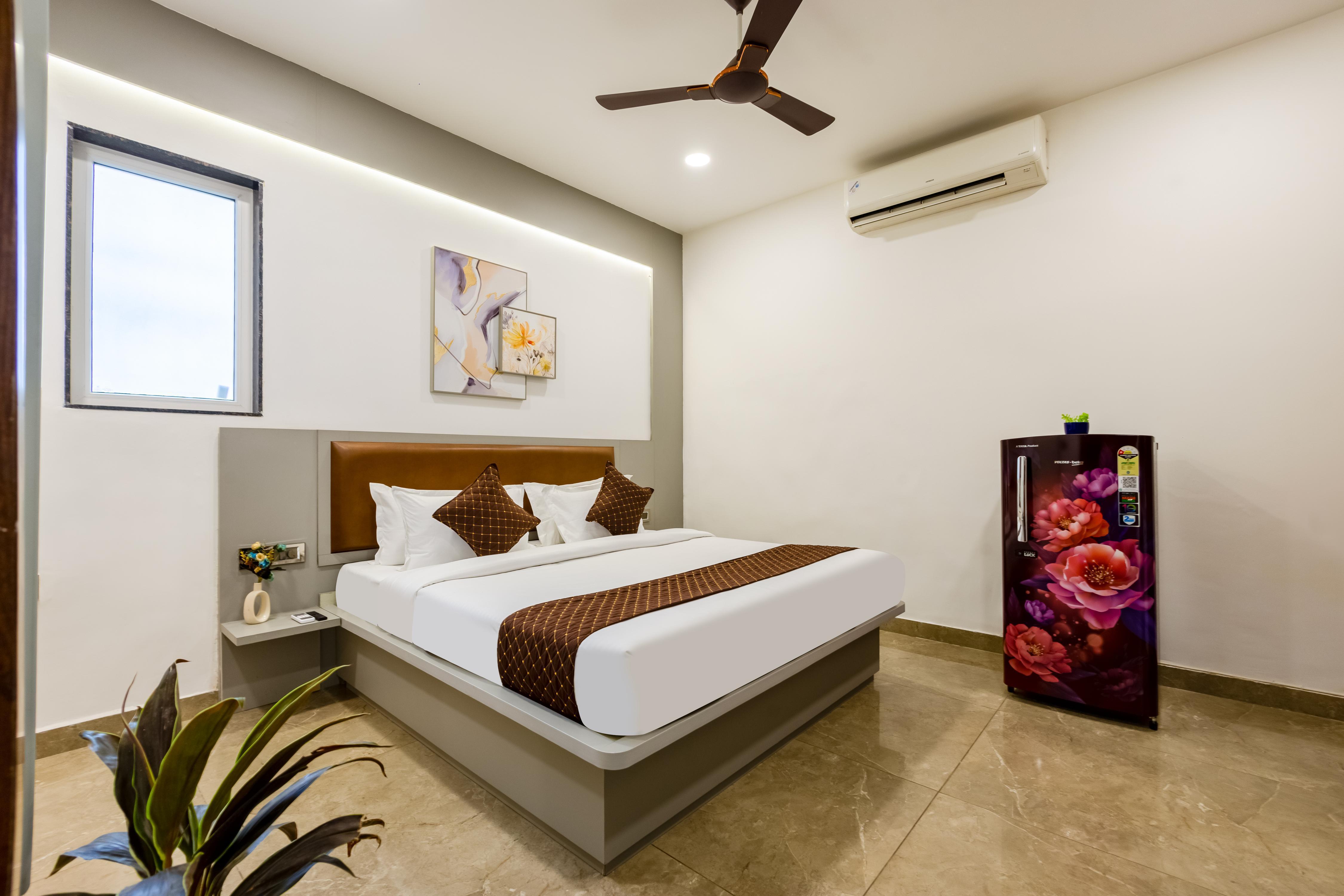 JMD LUXE STAY, DLF Phase 1, Golf Course Road - Tap to explore photos
