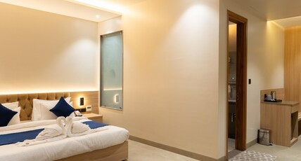The Archway Hotel Room Type - Signature Suite with Bathtub & Balcony The Archway Hotel Room Type - Signature Suite with Bathtub & Balcony