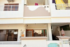 Home Escape Rosewood 3BHK 12 Minute From Mahakal Temple