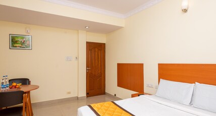 Glitz INN Room Type - Deluxe room Non AC