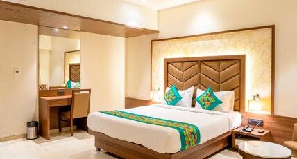 Treebo Premium Merrit Room Type - Premium Room with Living Area and Bathtub