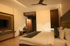 TRINITY PALACE
