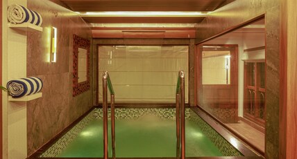 Swimming Pool Houseboat by Hills & Cruise Room Type - Private Pool Luxury Houseboat by Hills & Cruises Swimming Pool Houseboat by Hills & Cruise Room Type - Private Pool Luxury Houseboat by Hills & Cruises