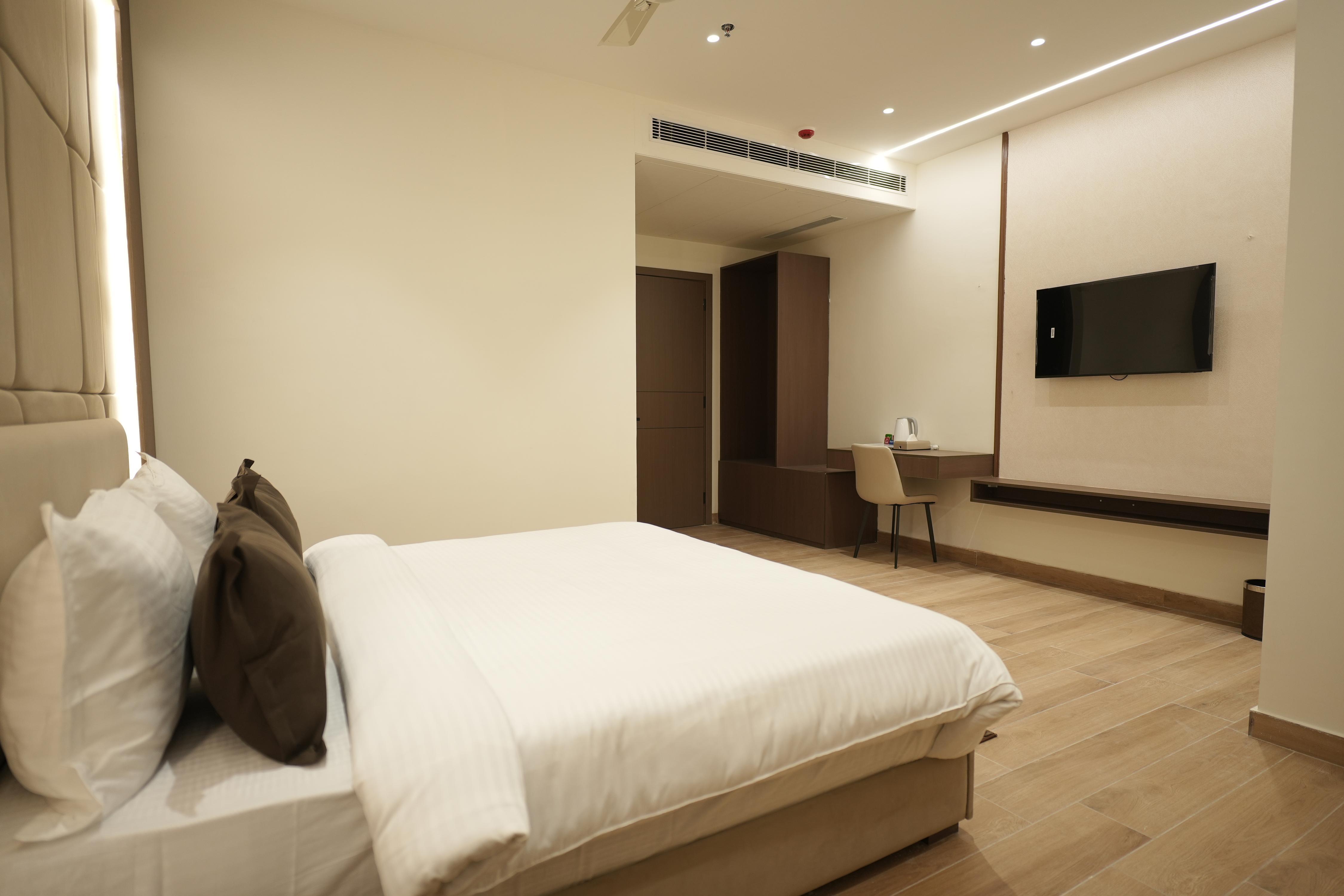Hotel Modern Sarai - Tap to explore photos