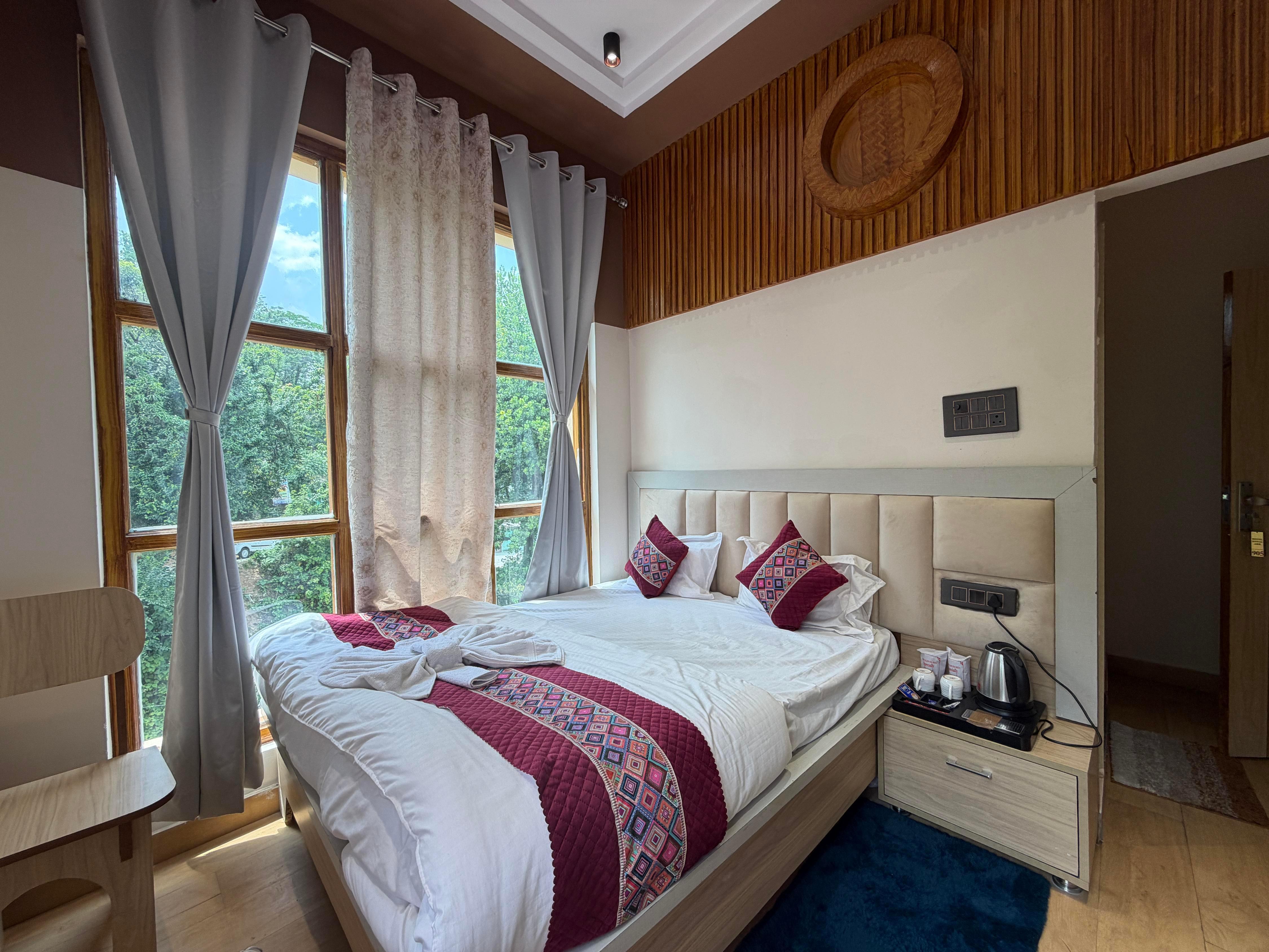 Hotel Royal ARK Room Type - Standard non AC Room with Queen Bed 05