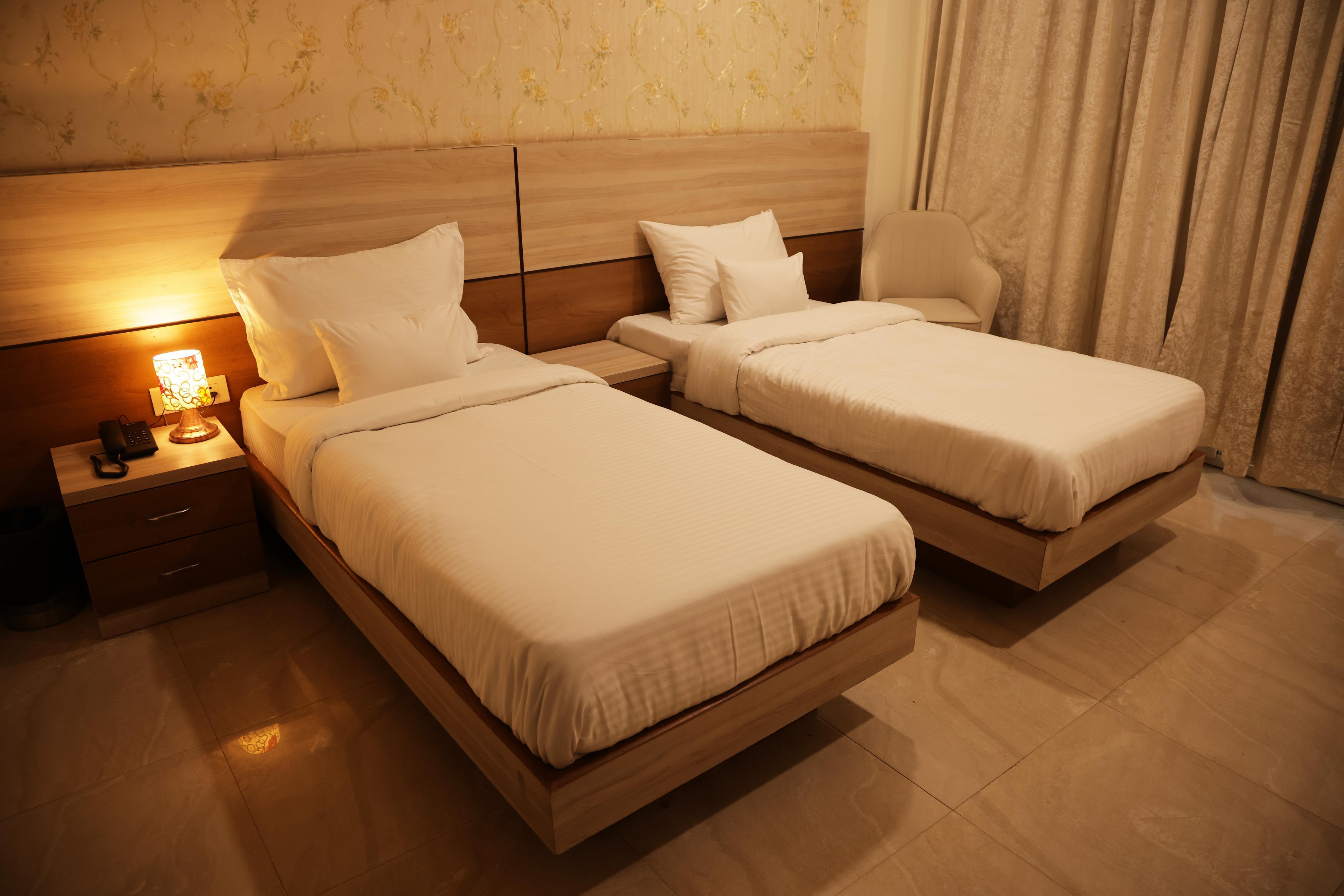 STAYS & COFY Room Type - Deluxe Twin Room with Balcony Near Medanta Hospital