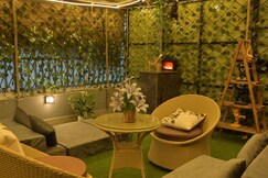 luxury rooftop garden studio near galleria market