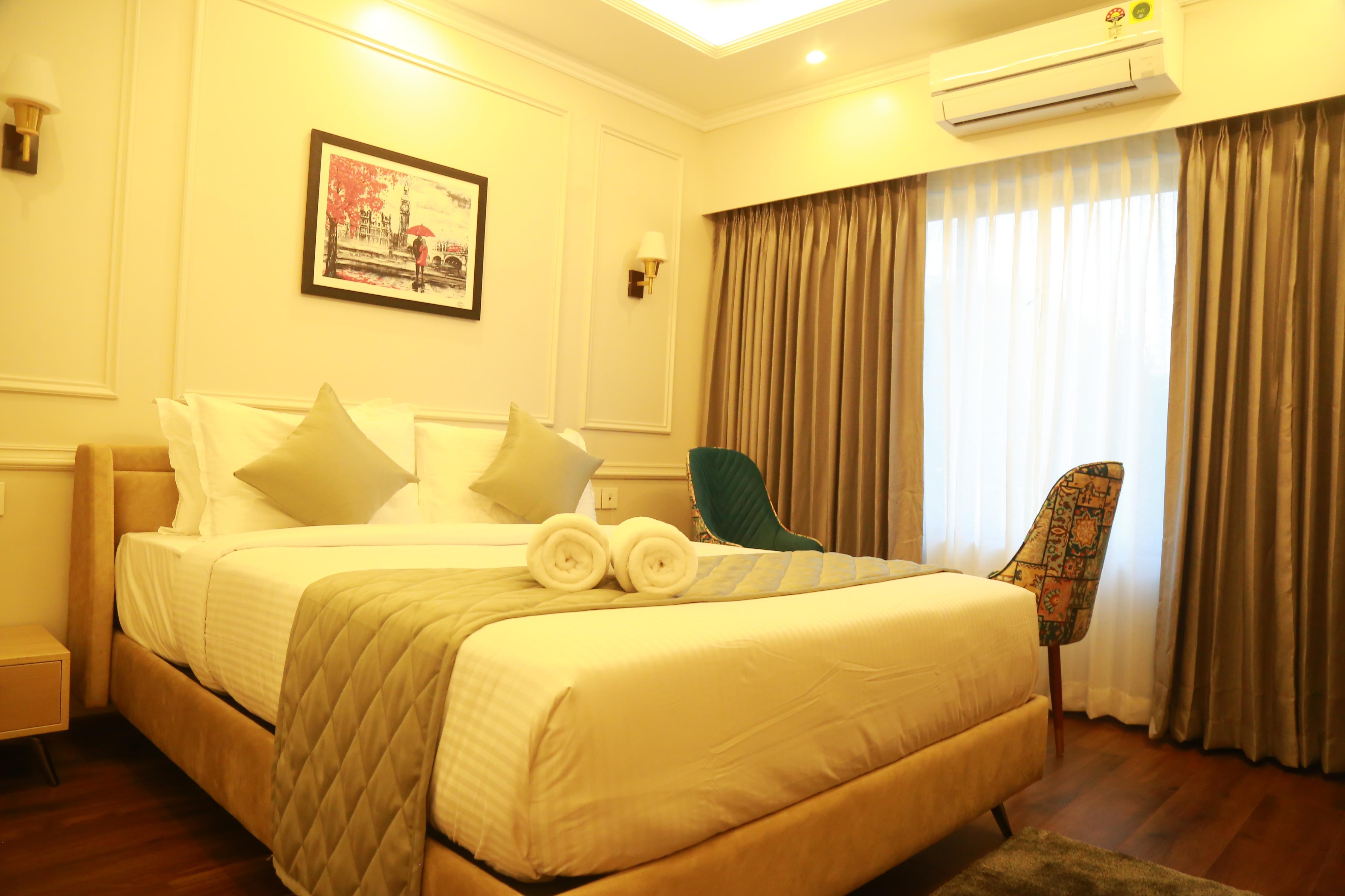 Paramount Residency Room Type - Deluxe king Room