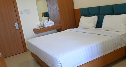 SHUBHRATNA PARISAR Room Type - Deluxe Room
