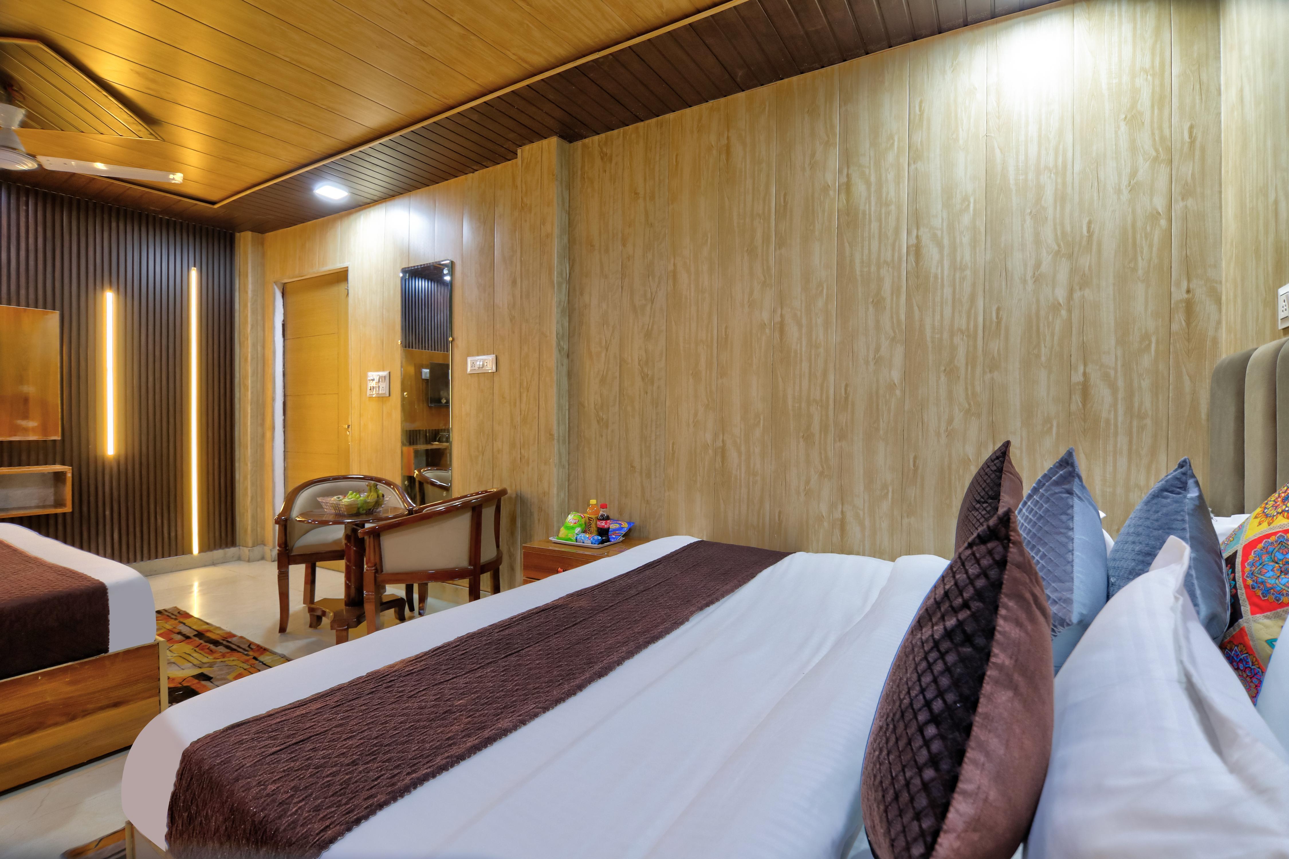 Midtown Inn Delhi - Tap to explore photos