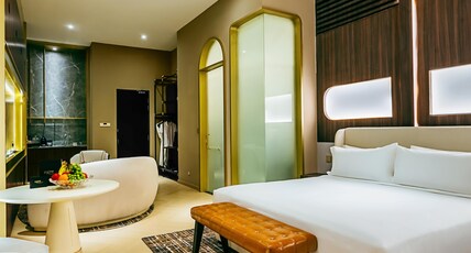 1975 Avenue & Hotel Room Type - Signature Room