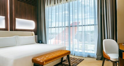 1975 Avenue & Hotel Room Type - Captain Room
