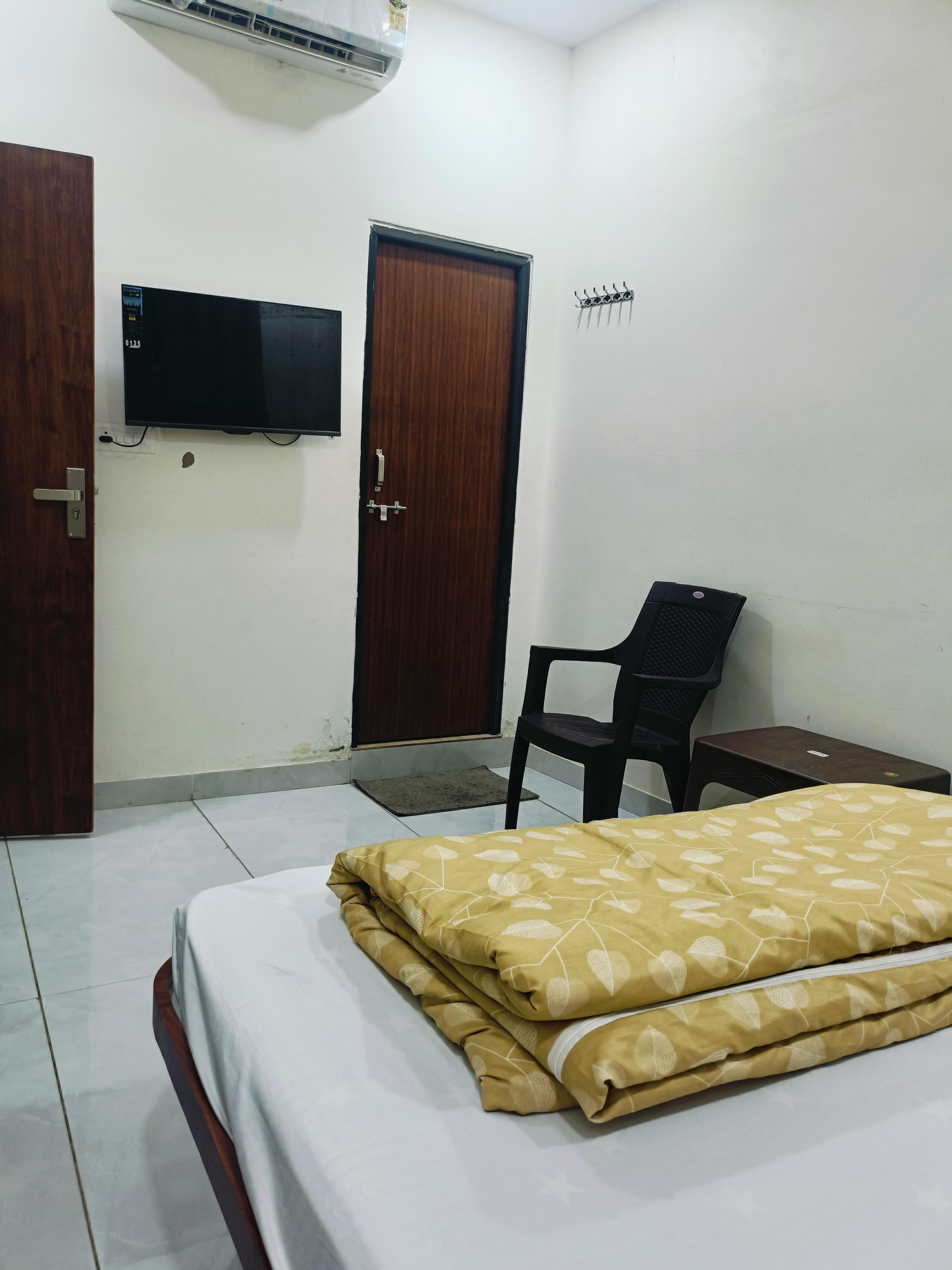 Hotel Shree Shyam - Tap to explore photos