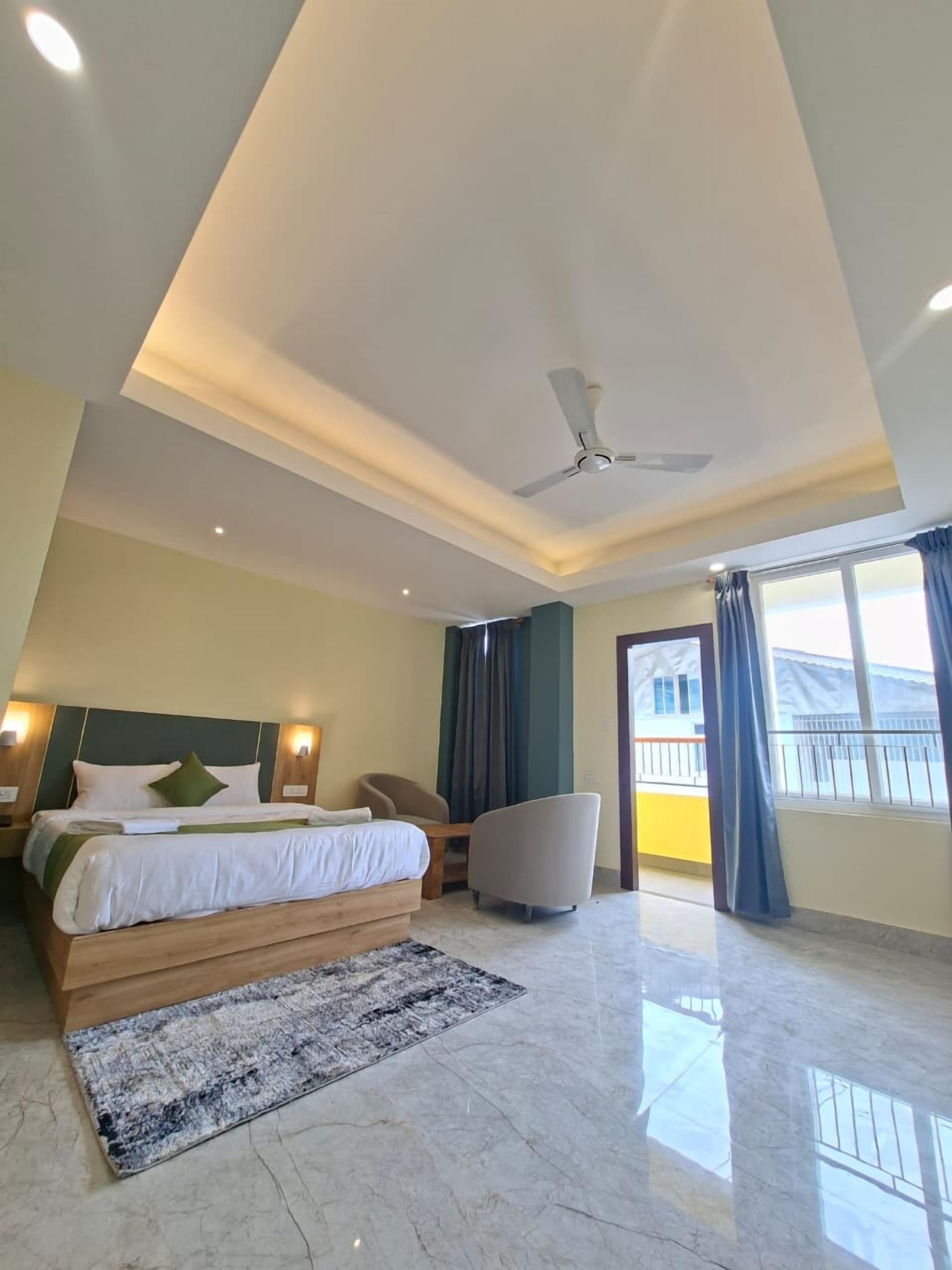 Hotel Avanya Crestview Room Type - Queen room with balcony mountain view